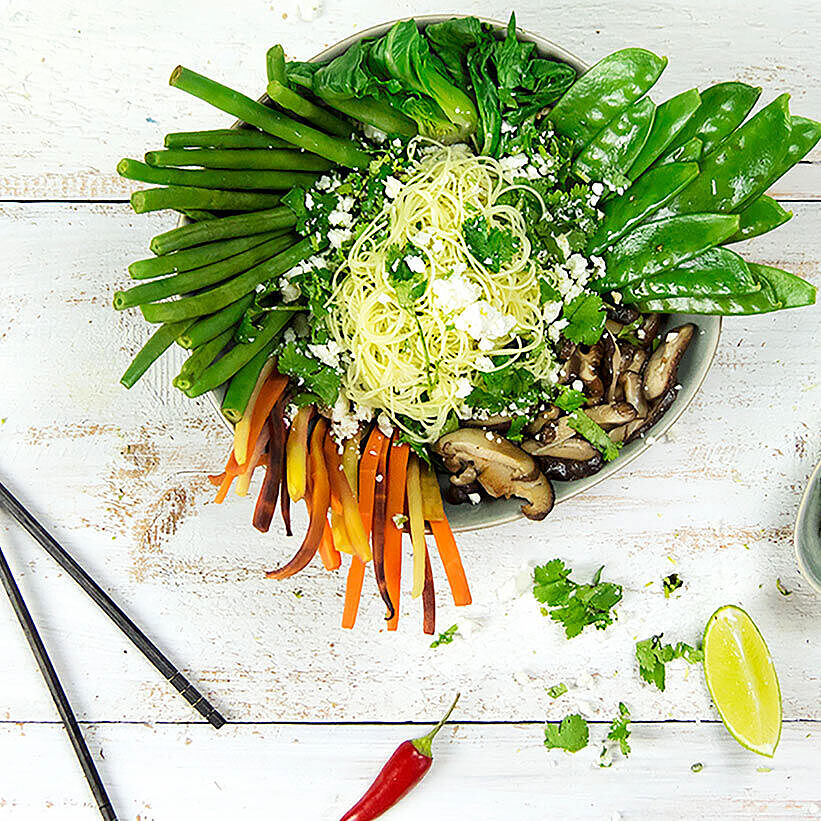 Asiatische Winter-Bowl mit Koriander-Feta-Topping