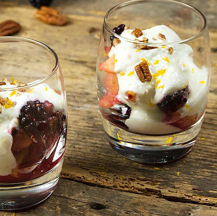 Gebackene Winterfrüchte mit cremigem Vanille-Joghurt-Topping