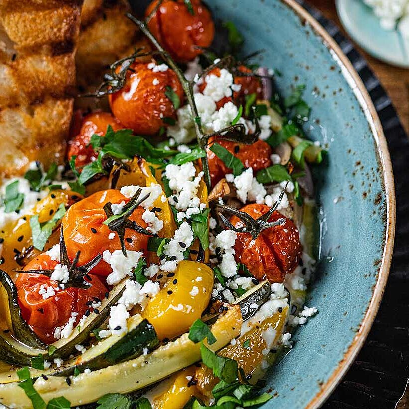 Feta-Joghurt-Dip mit geschmortem Gemuese