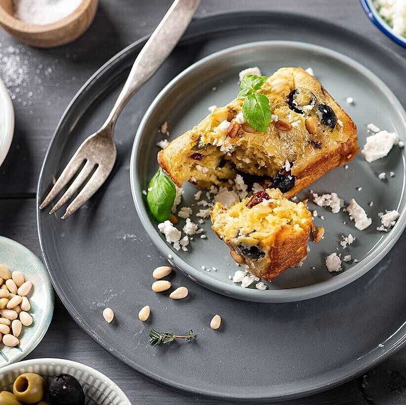 Herzhafte Ziegenkäse Muffins mit Oliven und getrockneten Tomaten 