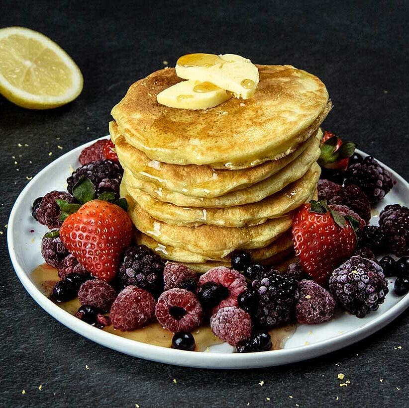 Ayran Zitronen Pancakes mit Ahornsirup