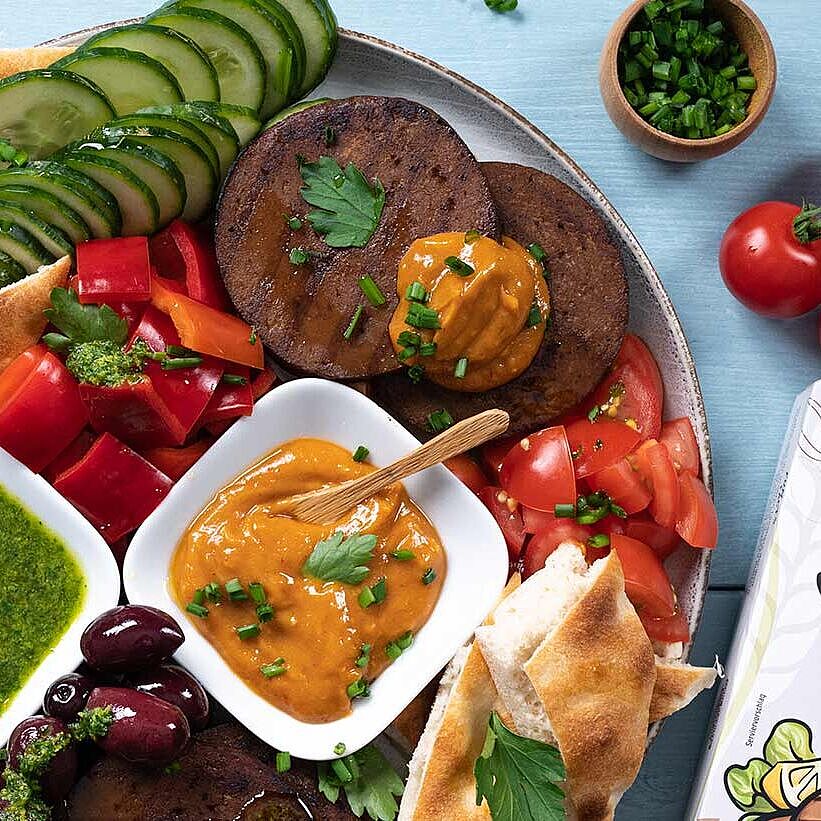 Sommerliche Mezze Platte mit Seitan, veganer Erdnuss Sauce und grüne Kräuter Pesto