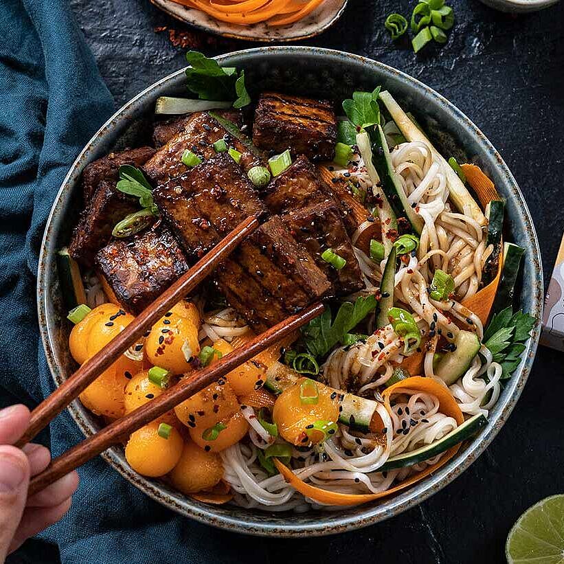 Asiatische Reisnudel Bowl mit Soja Dressing und mariniertem GAZİ Tempeh