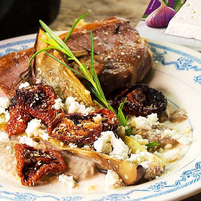 Lammkoteletts mit würzigen Auberginen, Linsenpüree und Kokos-Topping