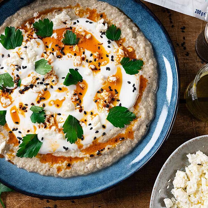 türkisches Baba Ghanoush mit Joghurt und Hirtenkäse  