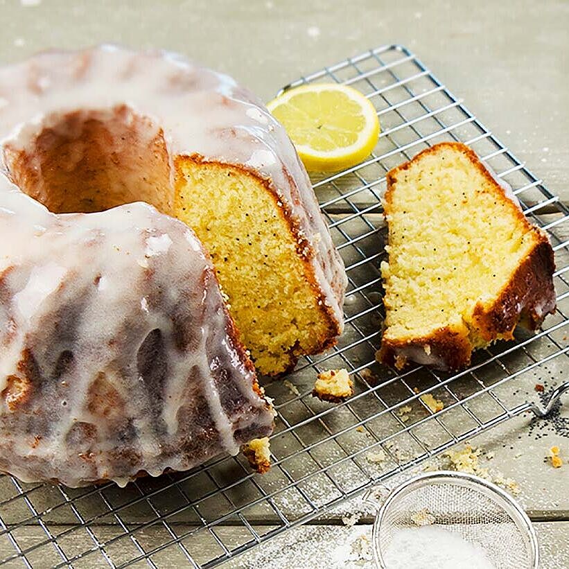 Joghurt-Gugelhupf mit Zitrone-Mohn-Teig und Frischkäseglasur