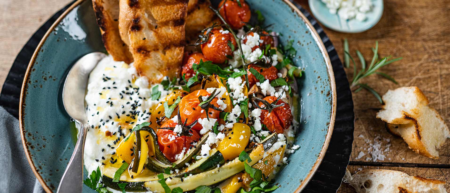 Feta-Joghurt-Dip mit geschmortem Gemuese