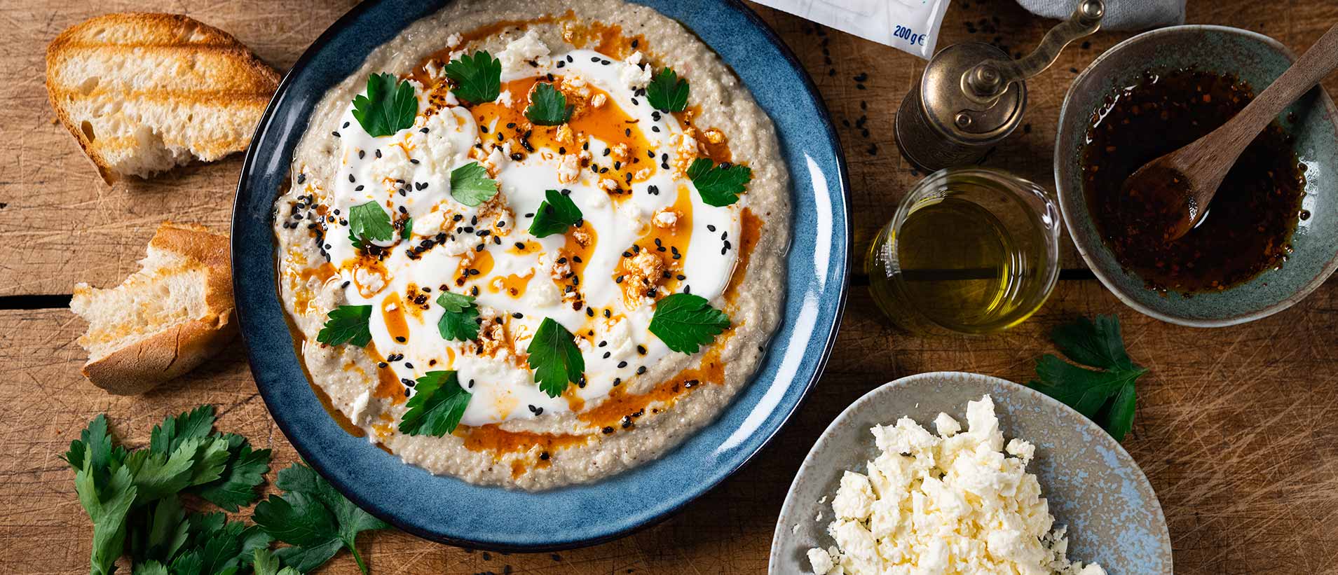 türkisches Baba Ghanoush mit Joghurt und Hirtenkäse  