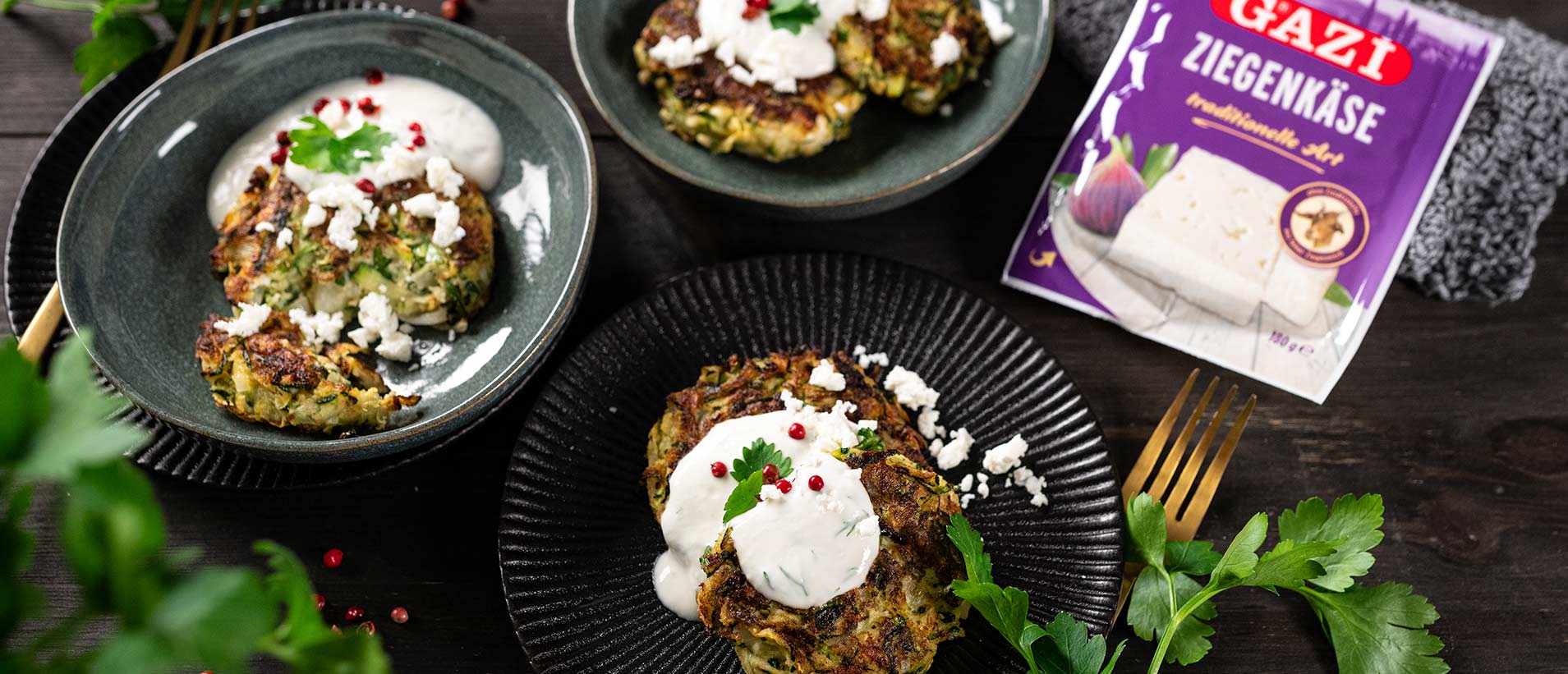 „Mücver“ Zucchini Puffer mit Ziegenkäse und Joghurt Dip