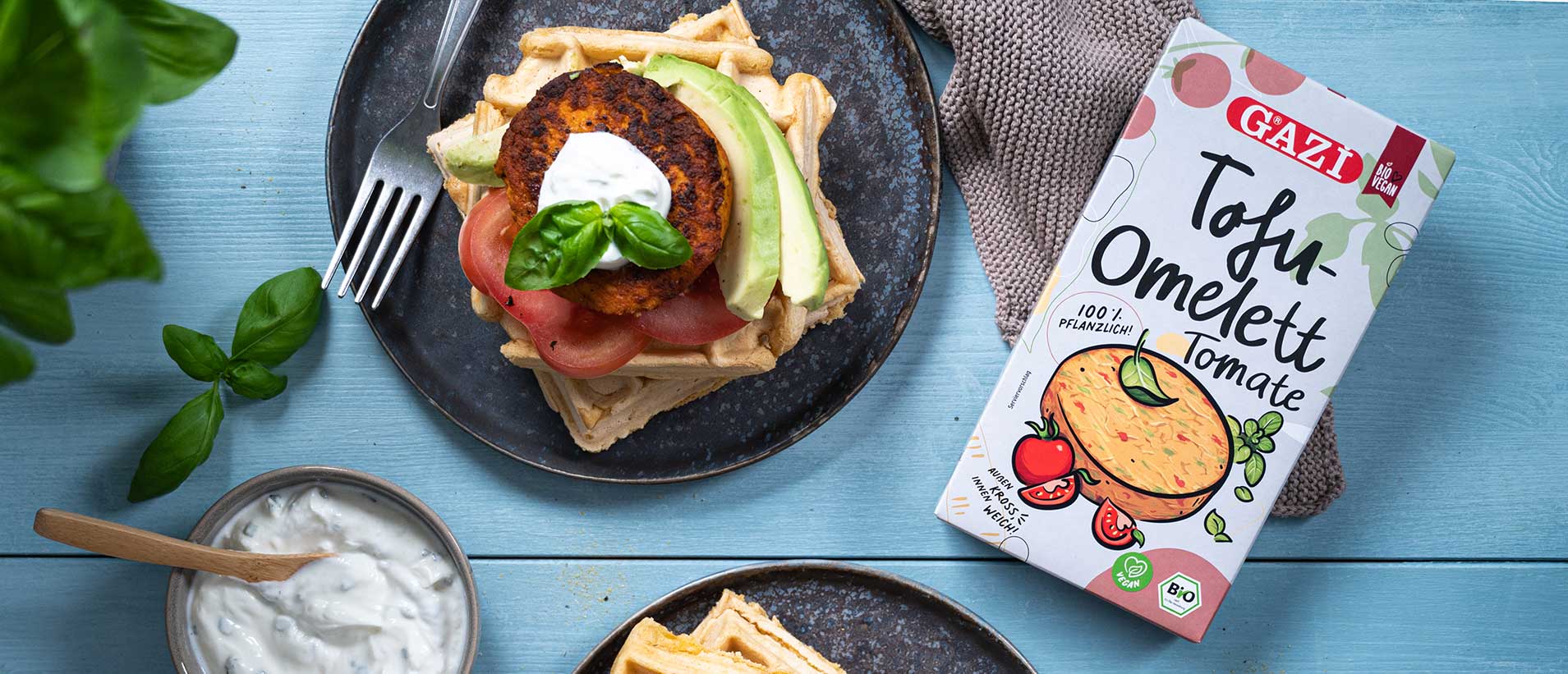Herzhafte, vegane Frühstückswaffeln mit GAZİ Tofu-Omelett Tomate