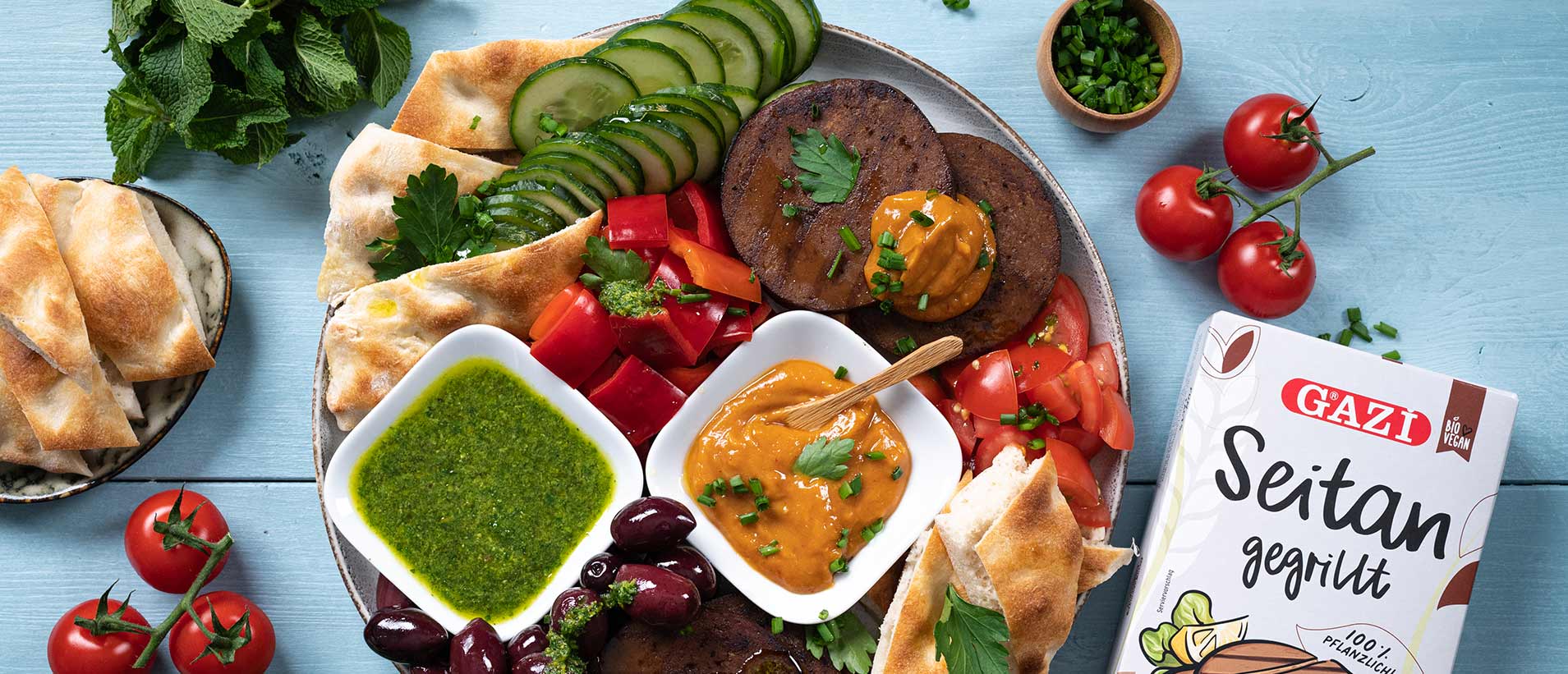 Sommerliche Mezze Platte mit Seitan, veganer Erdnuss Sauce und grüne Kräuter Pesto
