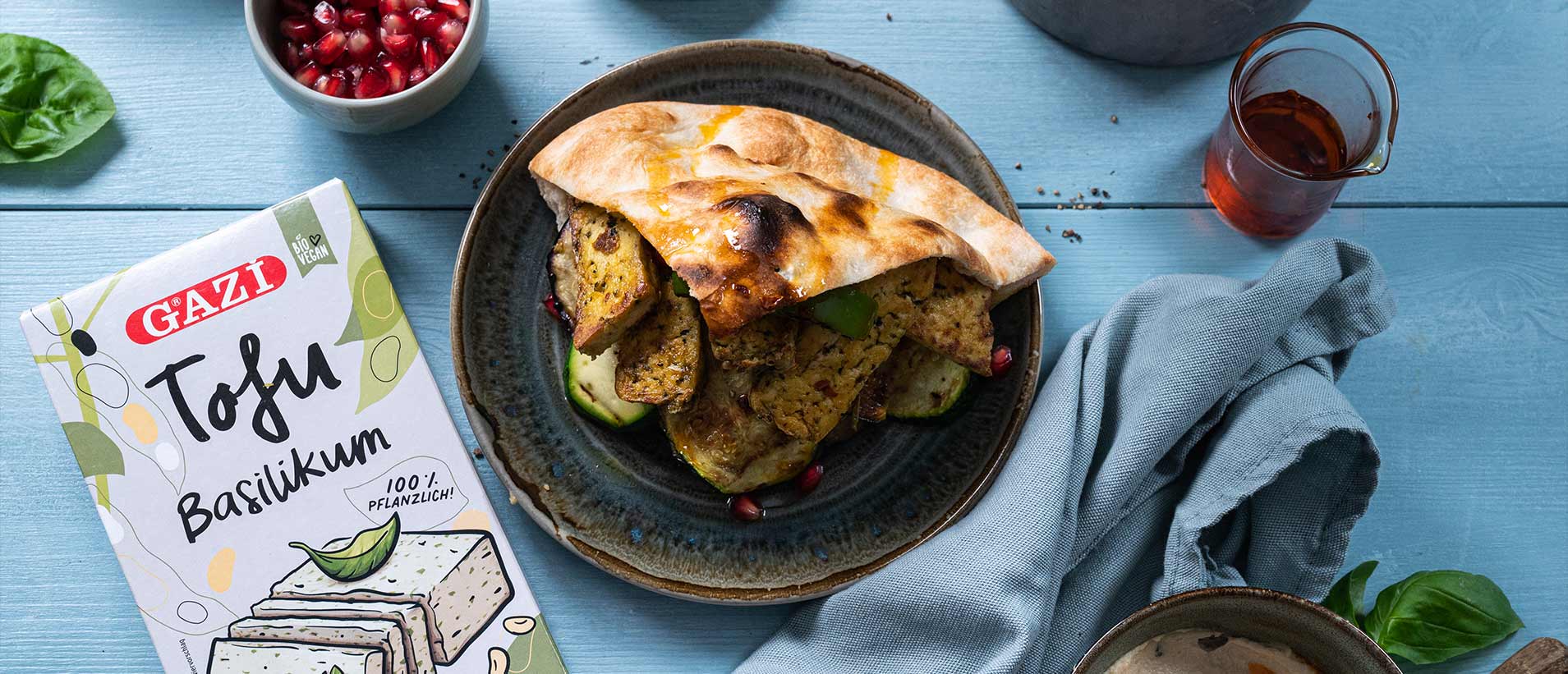 Gefülltes Fladenbrot mit GAZİ Tofu Basilikum und gegrilltem Gemüse
