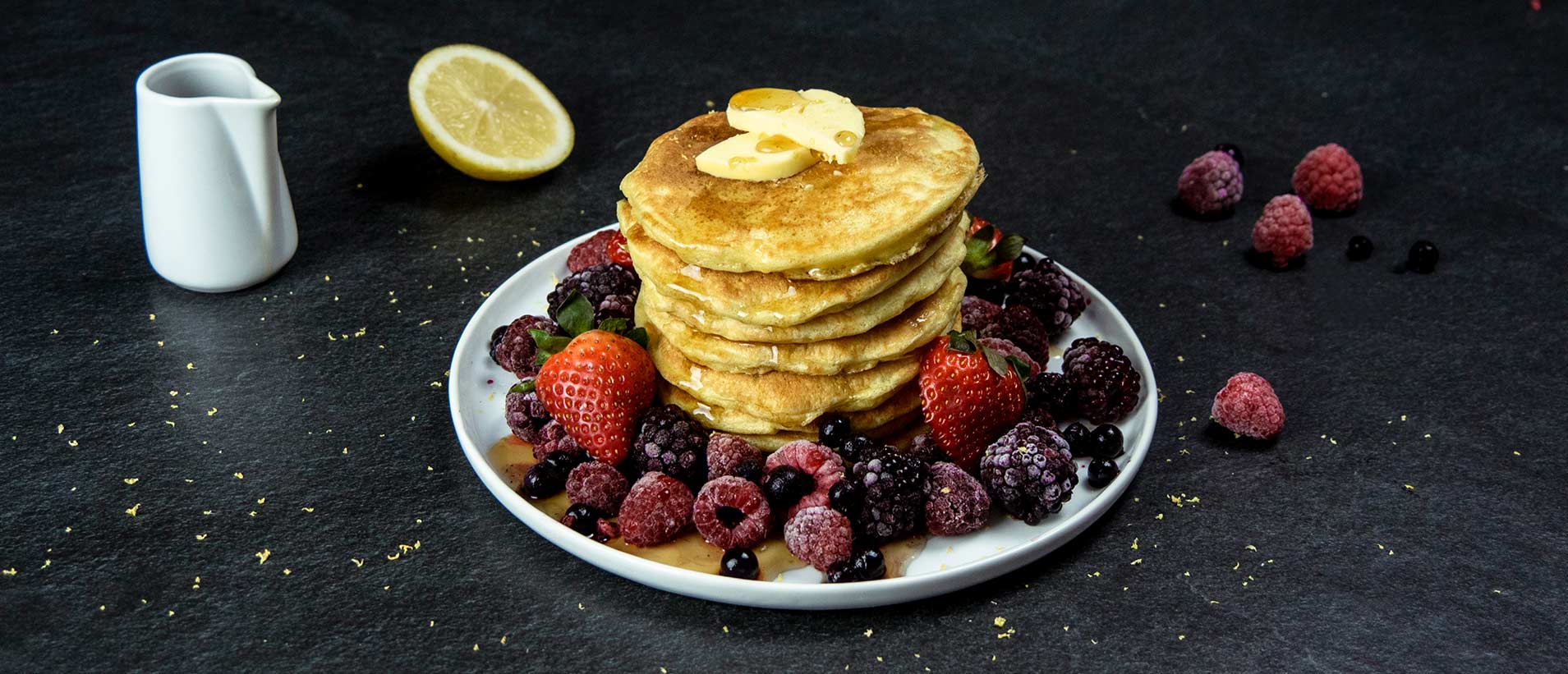 Ayran Zitronen Pancakes mit Ahornsirup