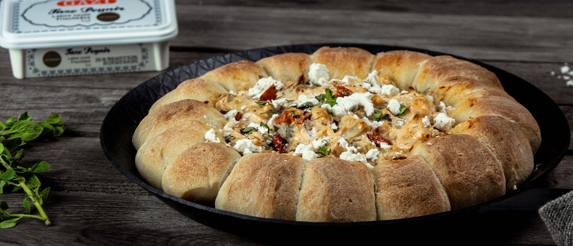 Sonntagsring mit mediterranem Artischocken-Tomaten Dip