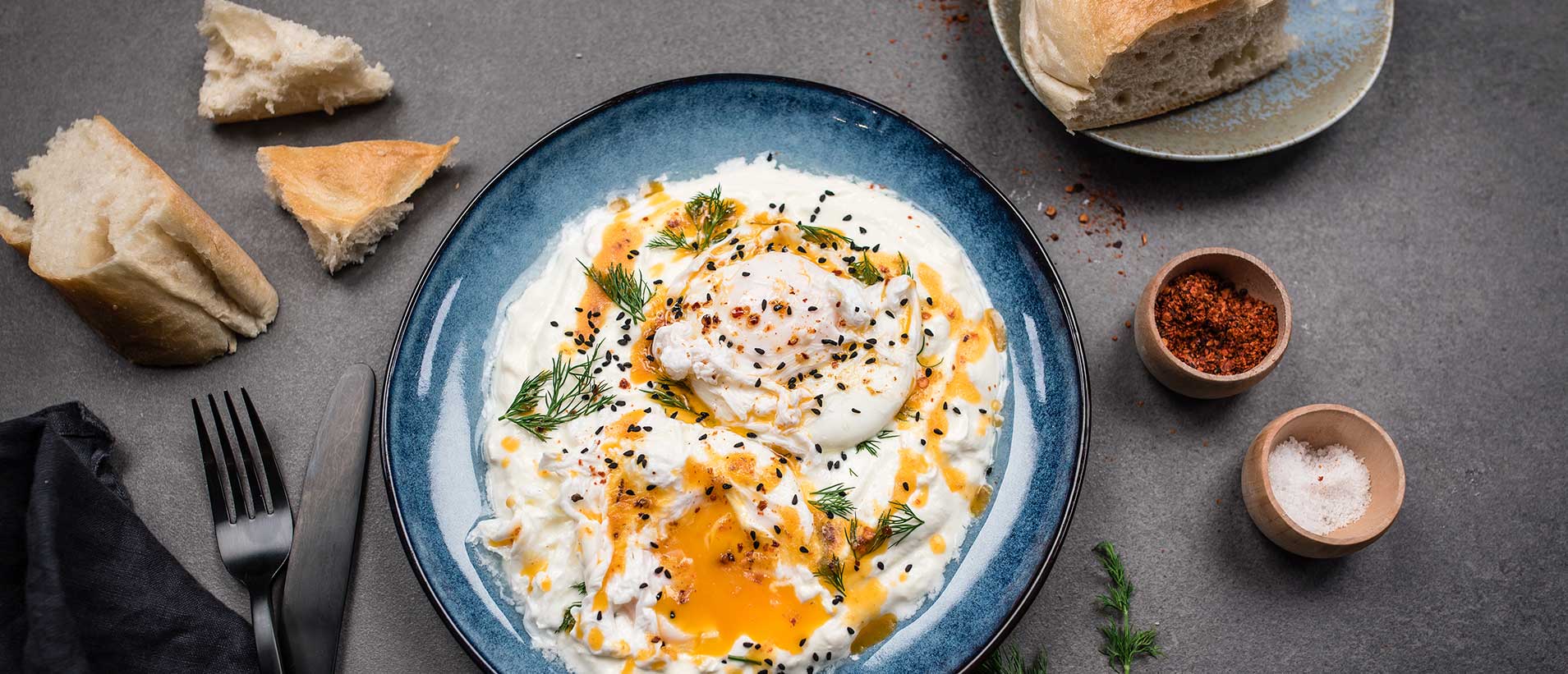 GAZİ Sahnejoghurt pochierte Eier