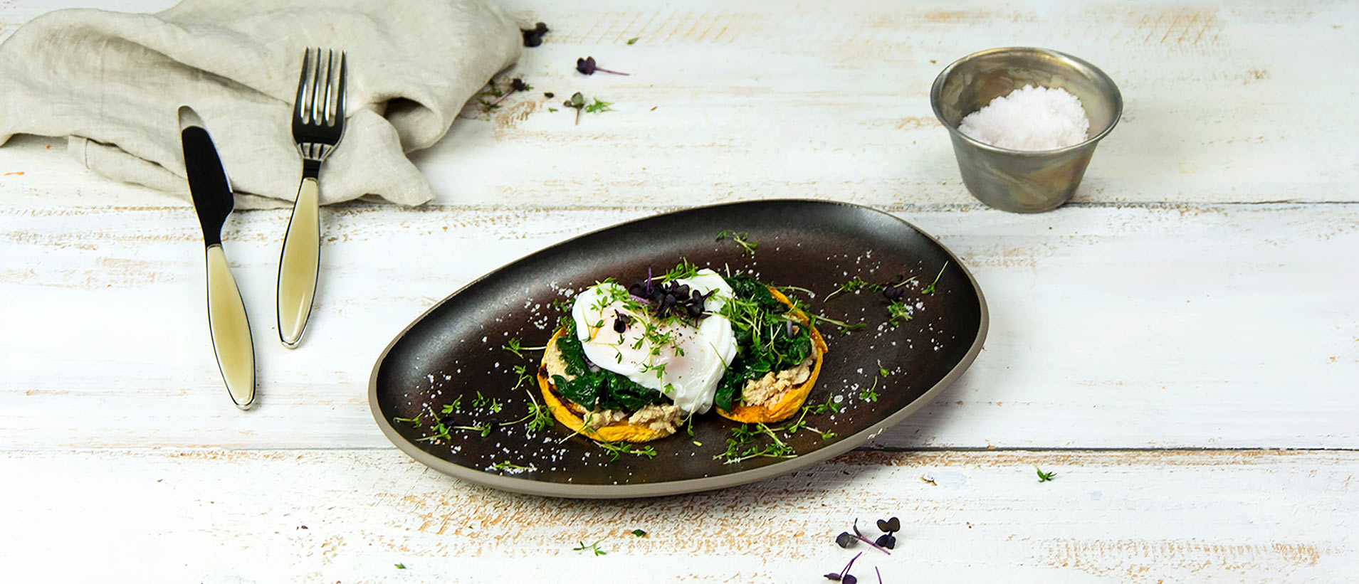 Süßkartoffeltoast mit jungem Spinat und pochiertem Ei