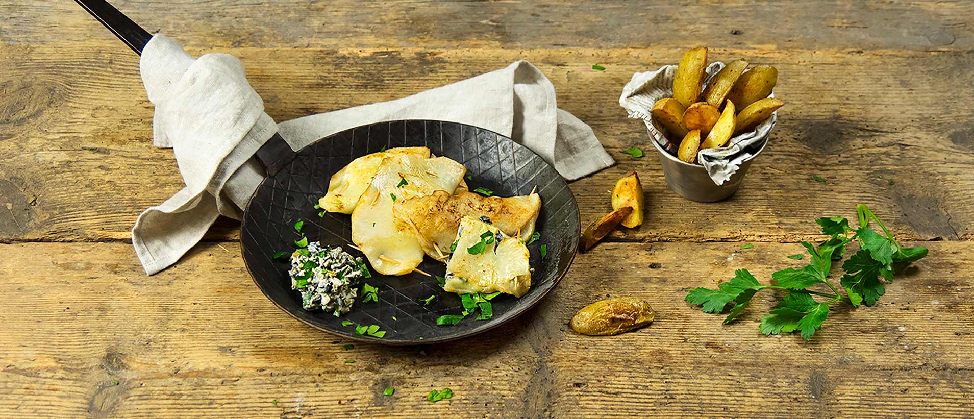 Sellerie-Cordon-Bleu mit Oliventapenade und Kartoffelwedges