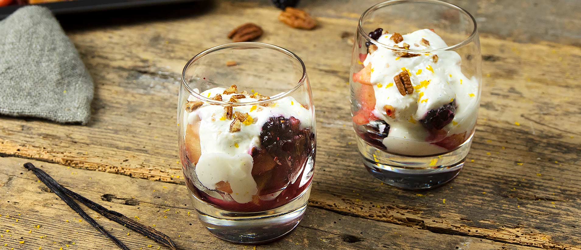 Gebackene Winterfrüchte mit cremigem Vanille-Joghurt-Topping